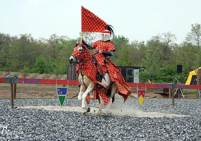 Das Bild zeigt einen berittenen Ritter in der Kampfarena während eines Turniers im Themenpark Weltentor.