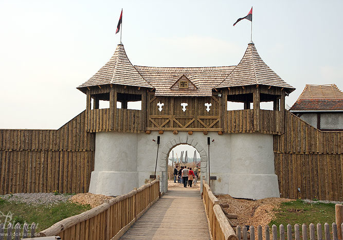 Das Bild zeigt die Wehranlage und die Zugbrücke im Themenpark Weltentor von außen